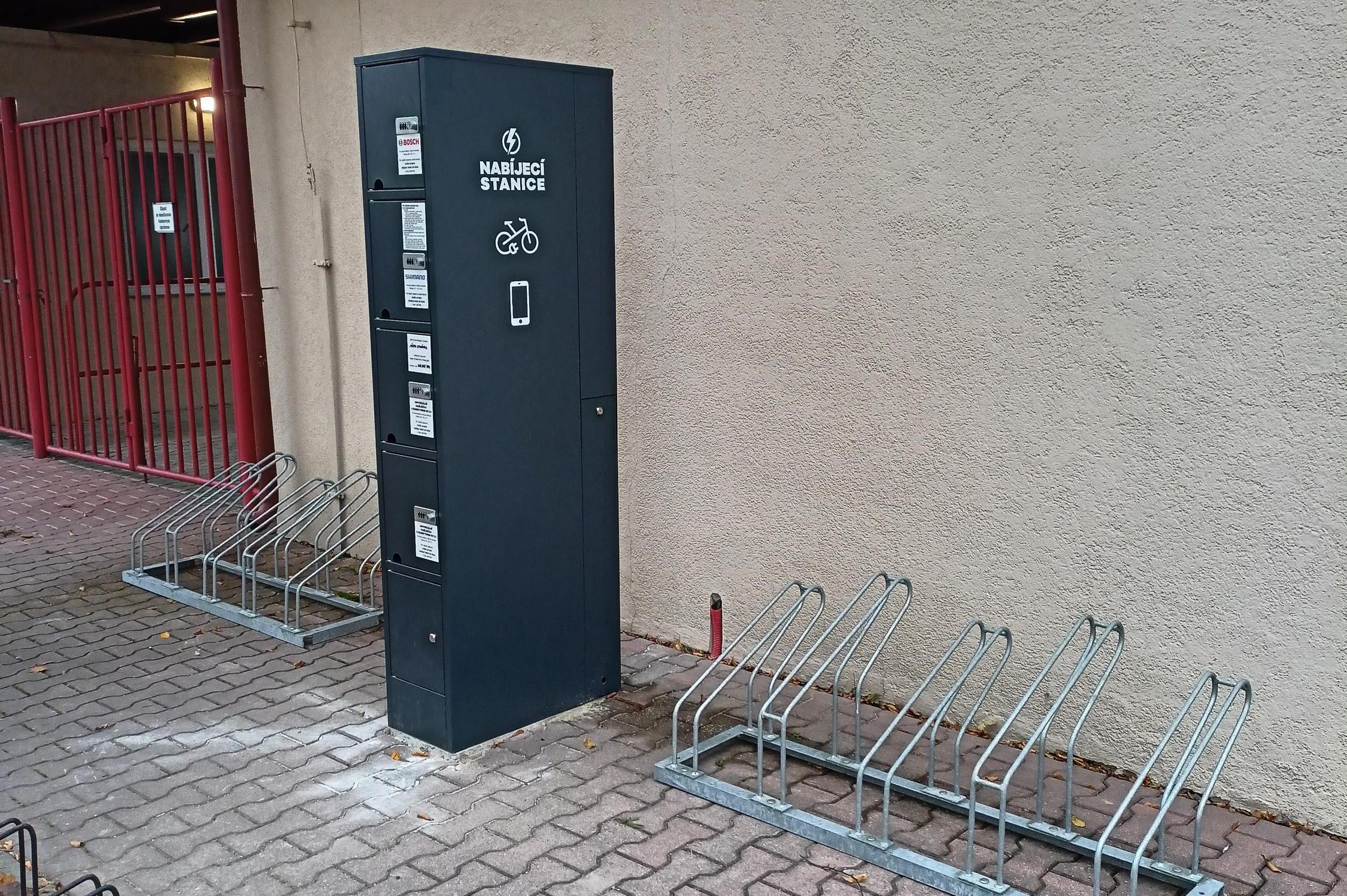 Nabíjecí stanice pro elektrokola a mobilní zařízení