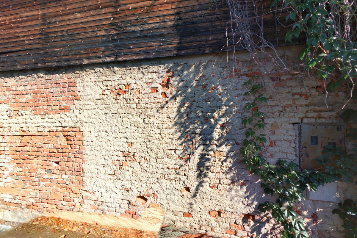 Autoservis u mateřské školy