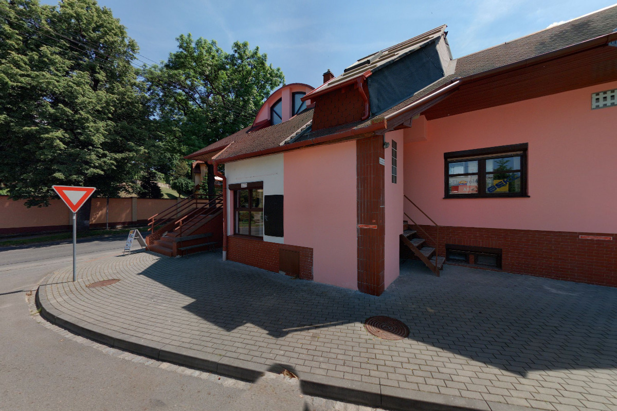 Pretty Women nails by Vivien