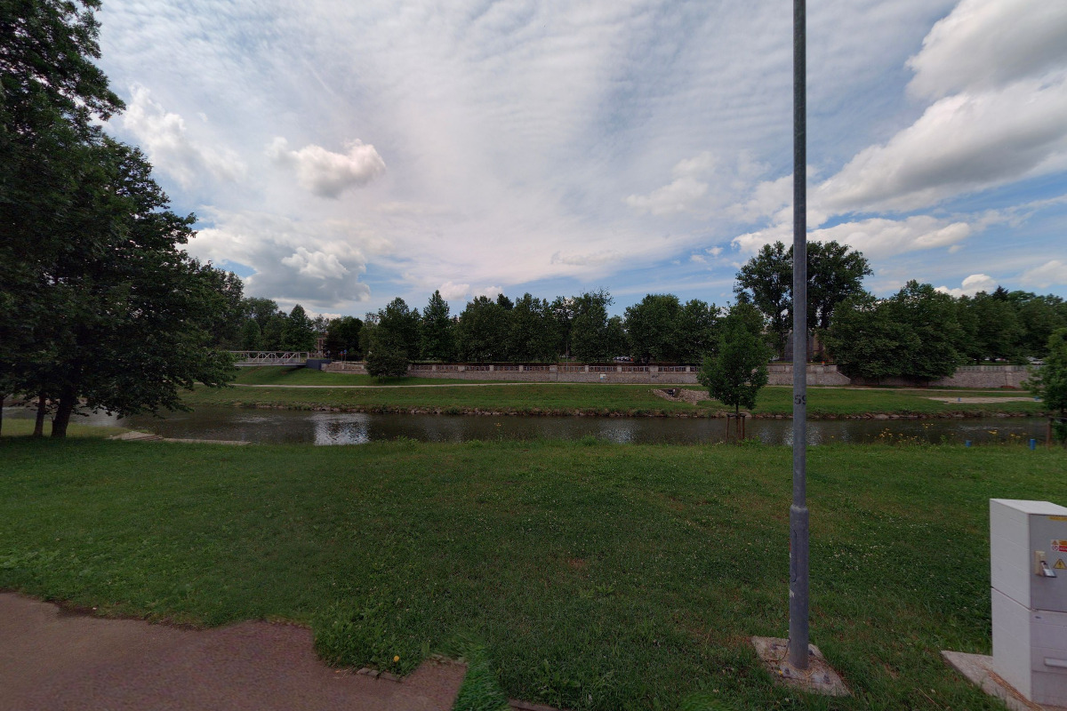 Nabíjecí stanice pro elektrokola u Restaurace Loděnice