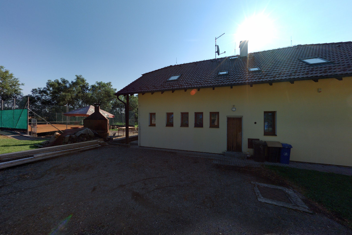 HOSPŮDKA NA HŘIŠTI