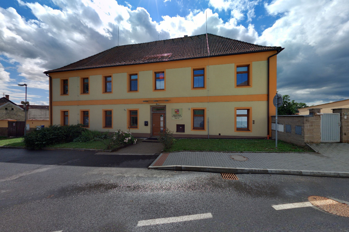 Základní škola a Mateřská škola Hosín foto 2