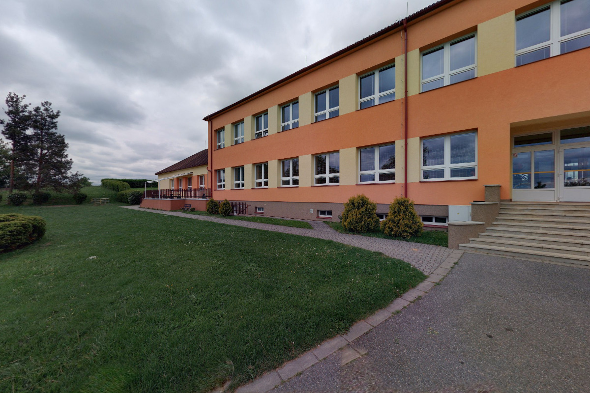 Integrovaná základní škola a mateřská škola foto 2