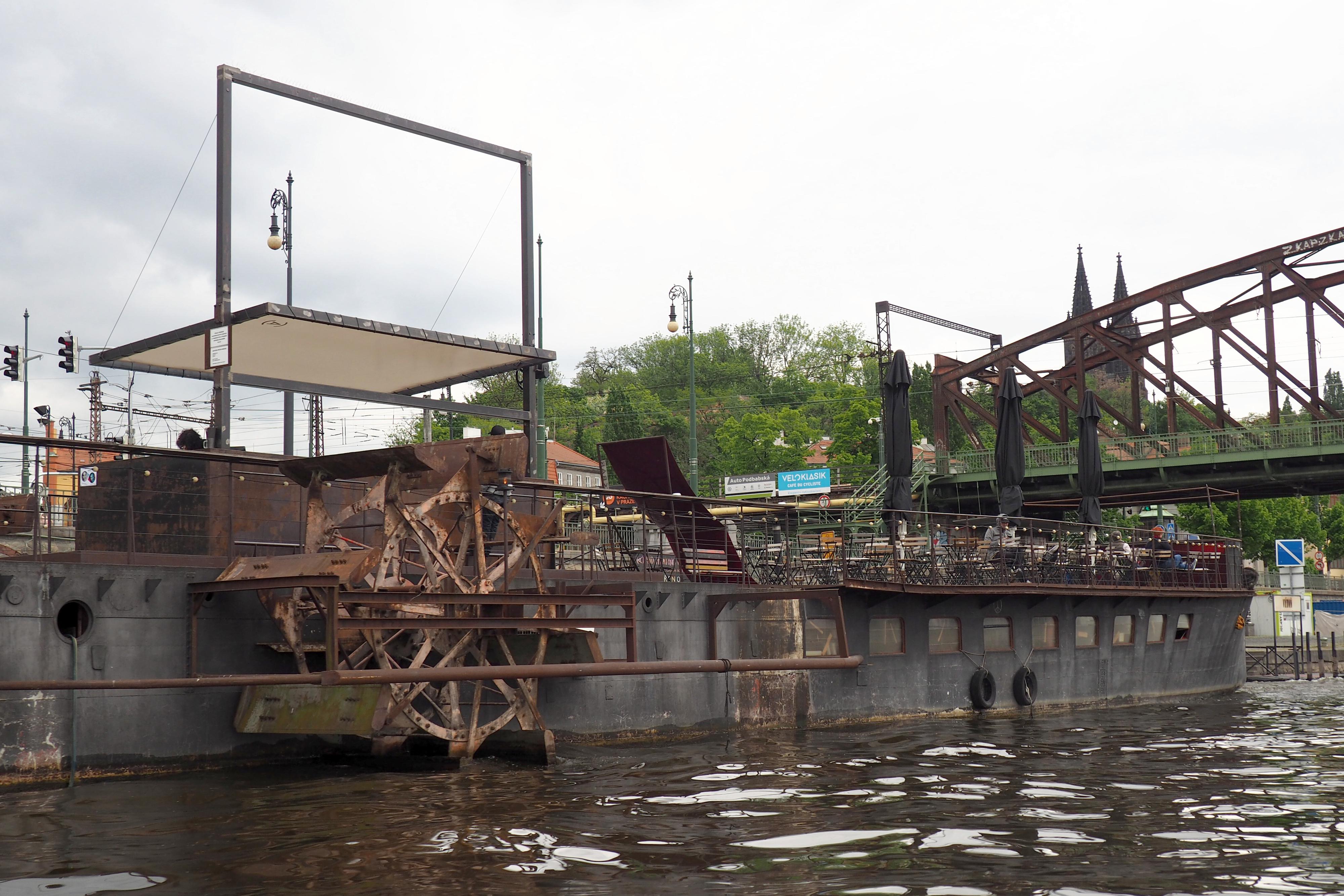 (A)VOID Floating Gallery