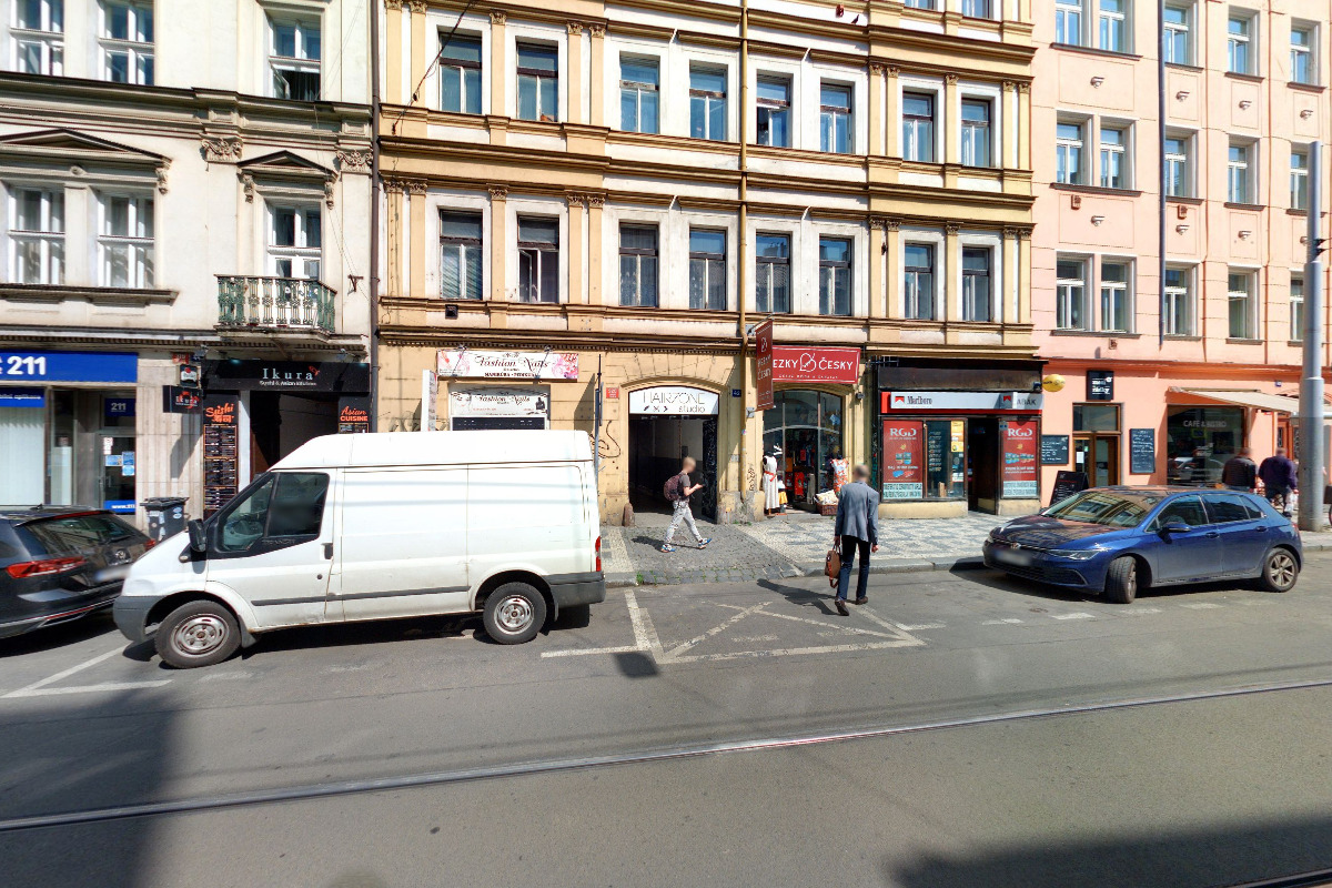 Kamenná prodejna Hezky Česky, Česká móda a kanafas