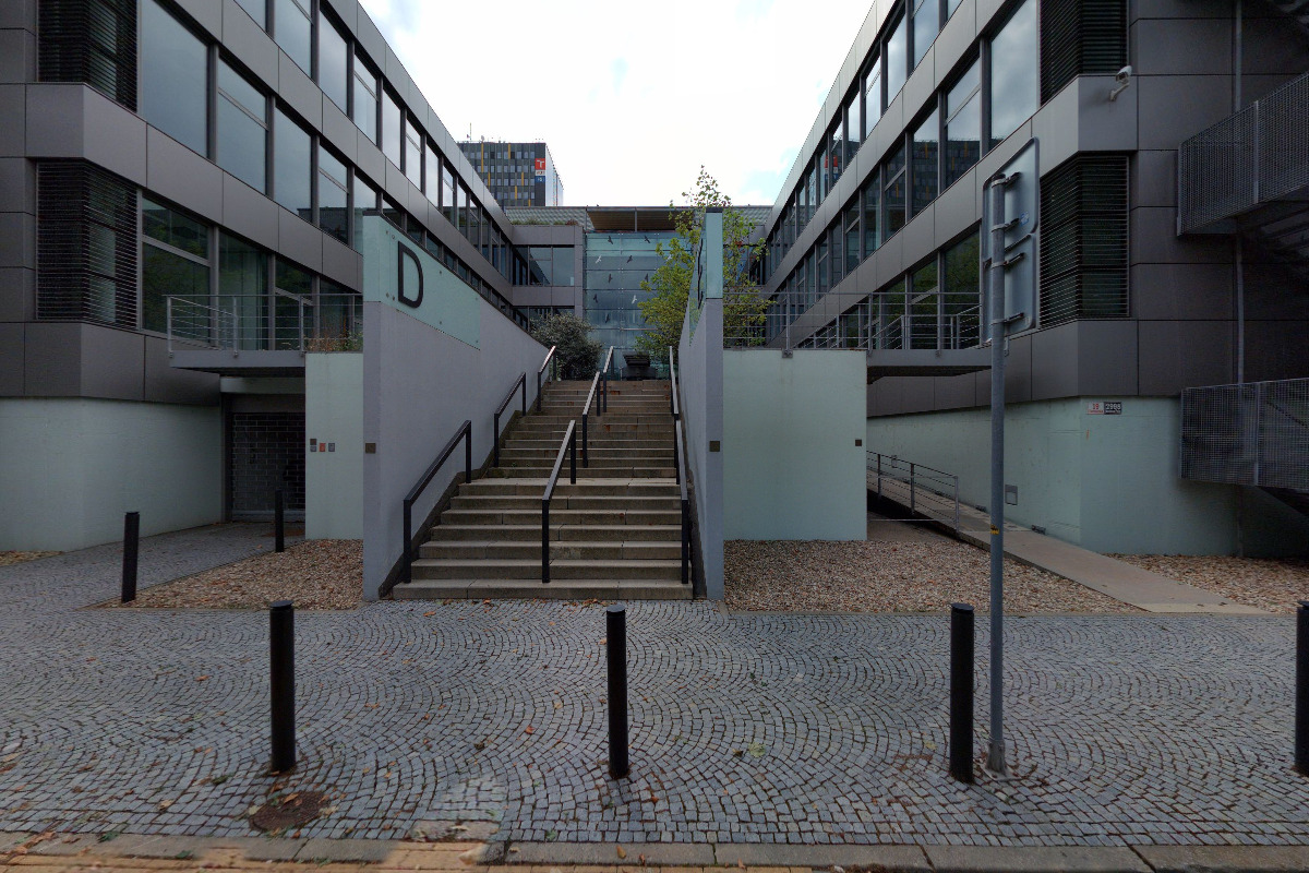 Labyrinth, laboratorní škola