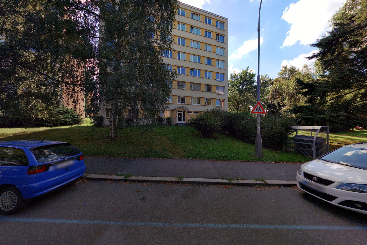 Instalatér u hřiště foto 2