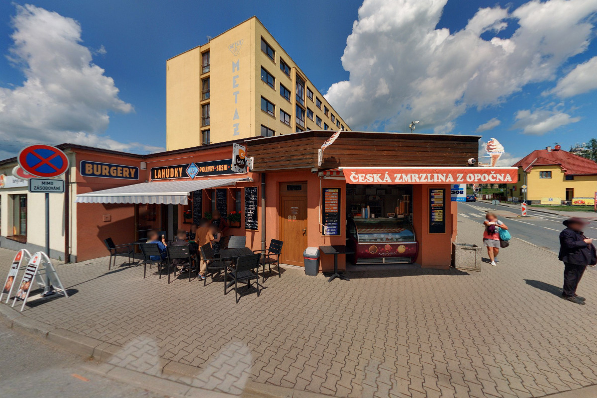 Stánek se zmrzlinou u supermarketu