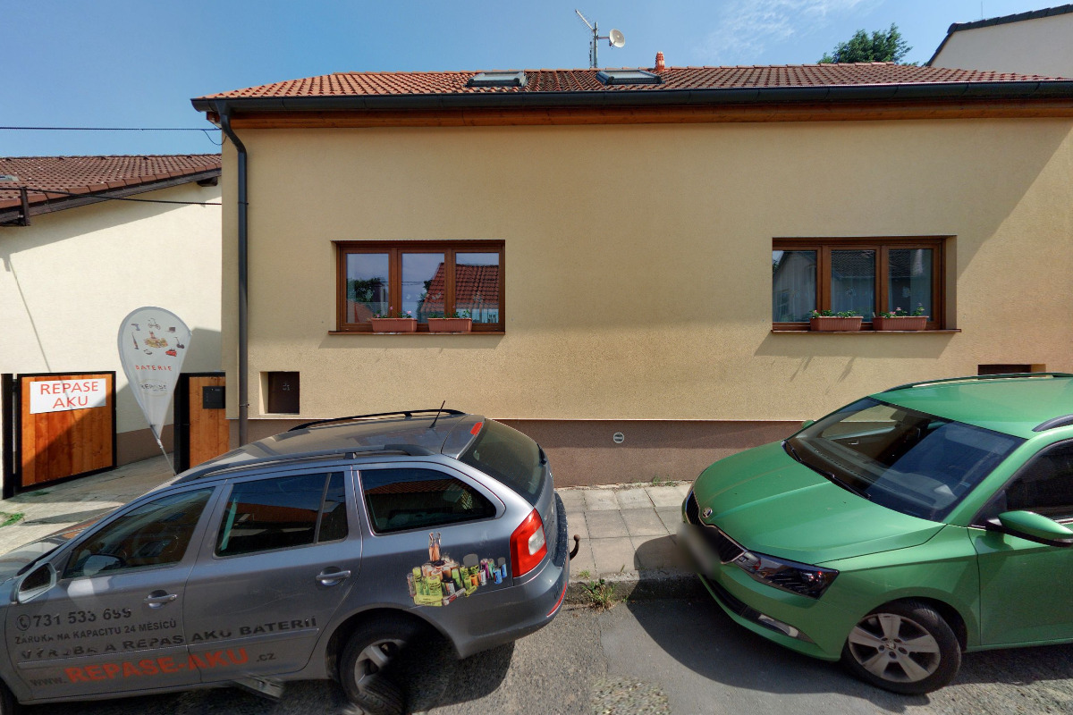 Včelka letí mezi děti