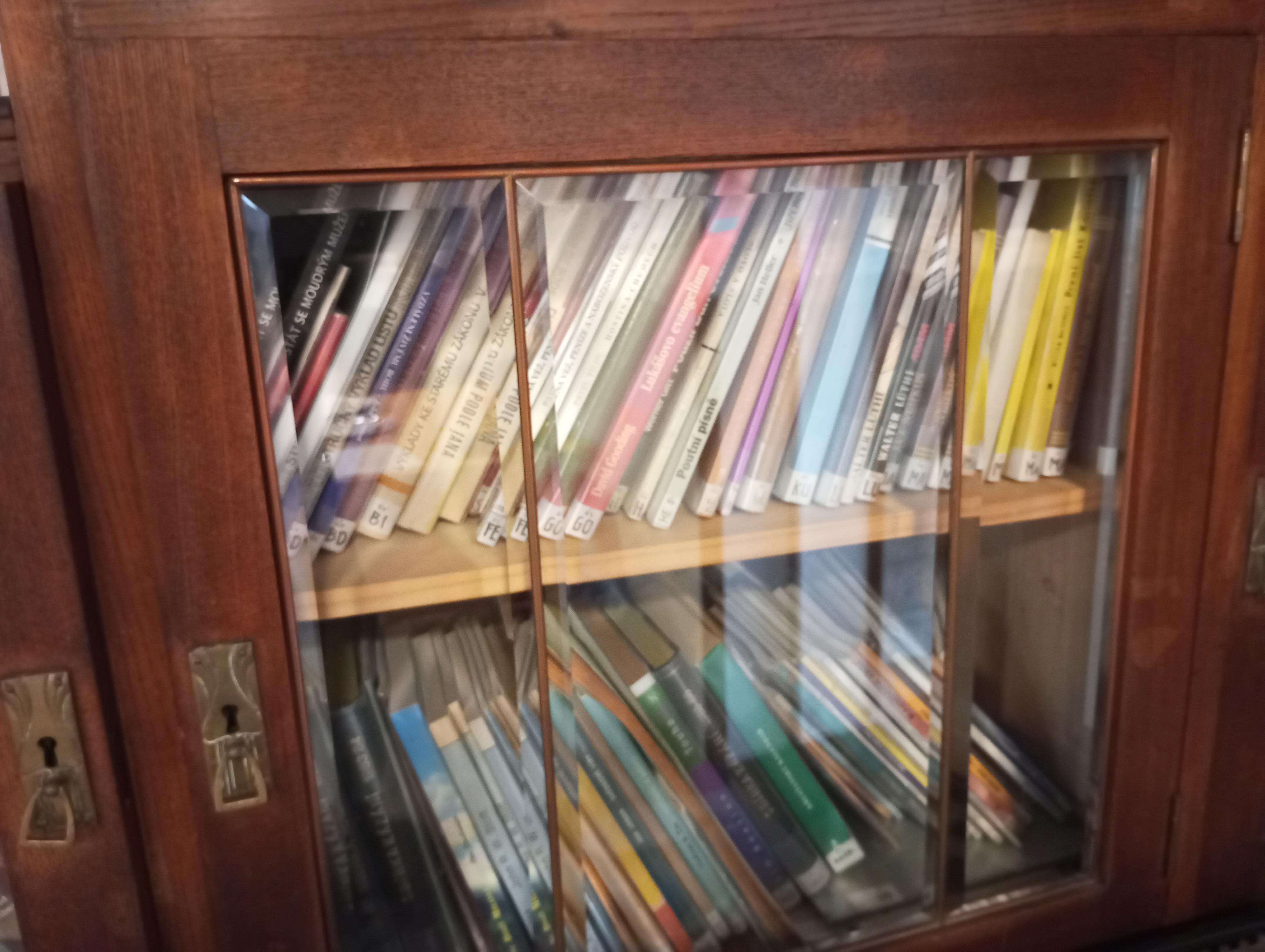 Knihovna křesťanské a s křesťanstvím spojené literatury a zvuku foto 3