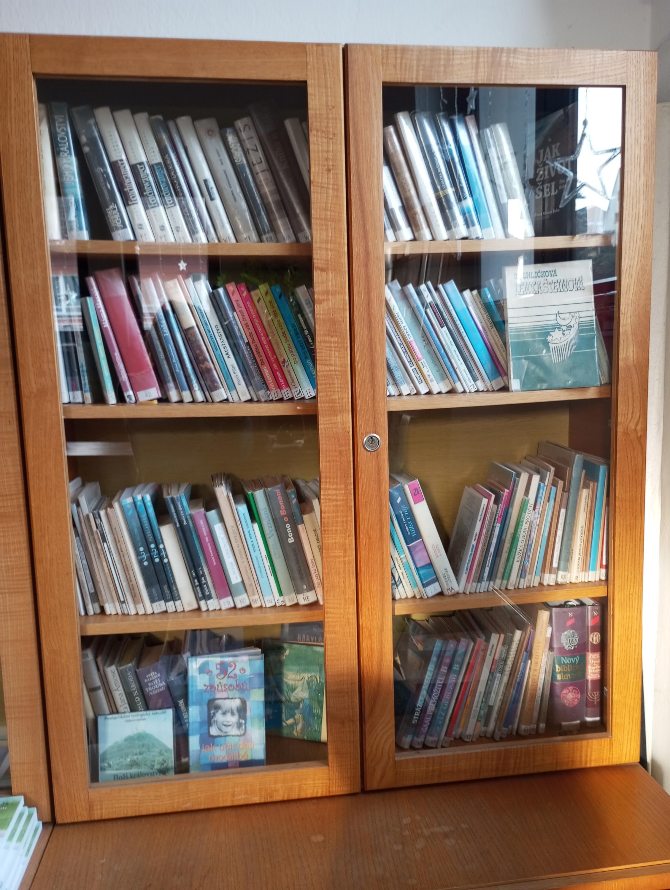 Knihovna křesťanské a s křesťanstvím spojené literatury a zvuku foto 2