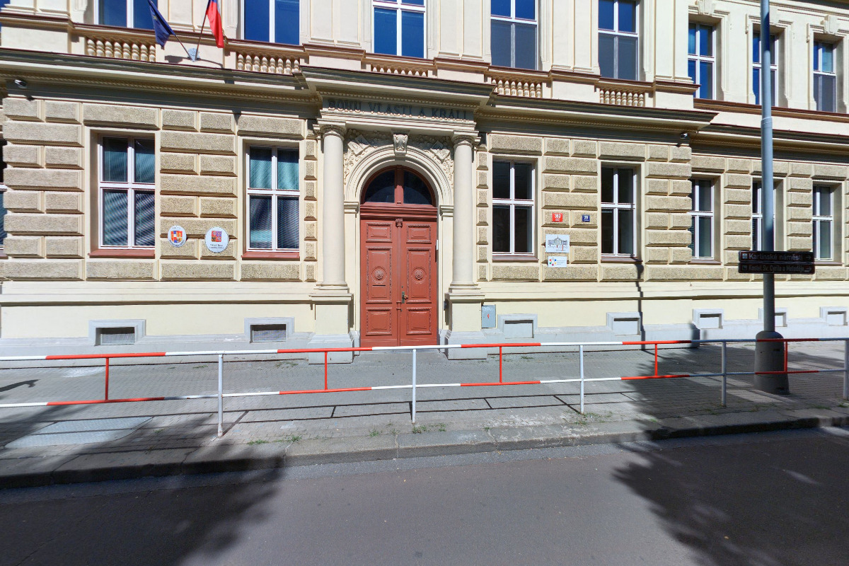 ZŠ a MŠ Praha 8, Lyčkovo náměstí