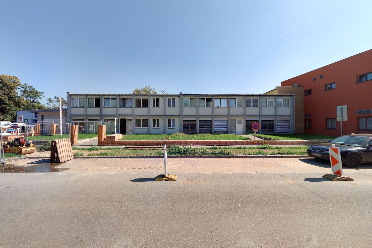 Univerzal - V, družstvo