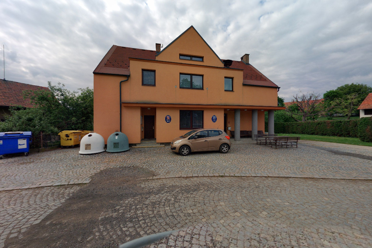 Nasavrky - obecní úřad foto 2