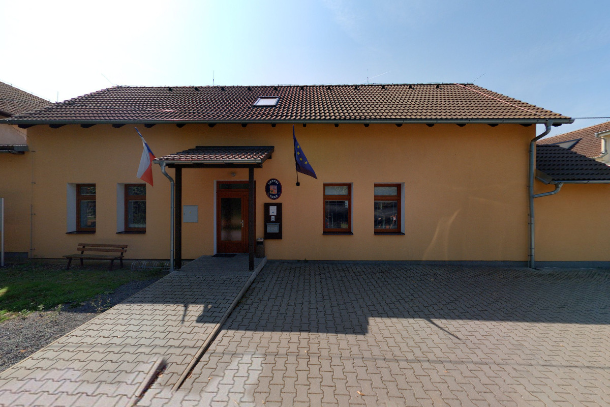 Ohrobec - obecní úřad foto 2