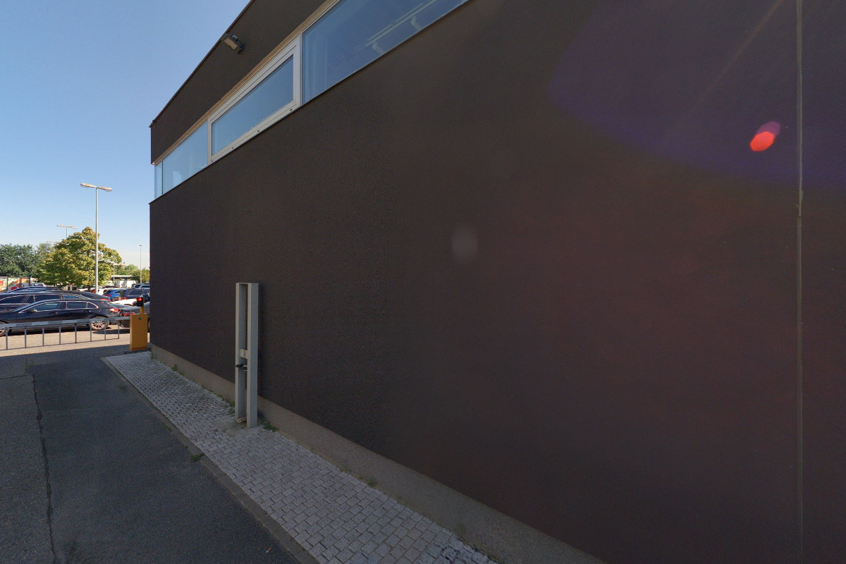 Mercedes forum bar and café