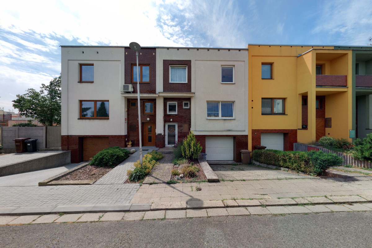 Lenka Truhlářová, DiS. - realitní makléřka