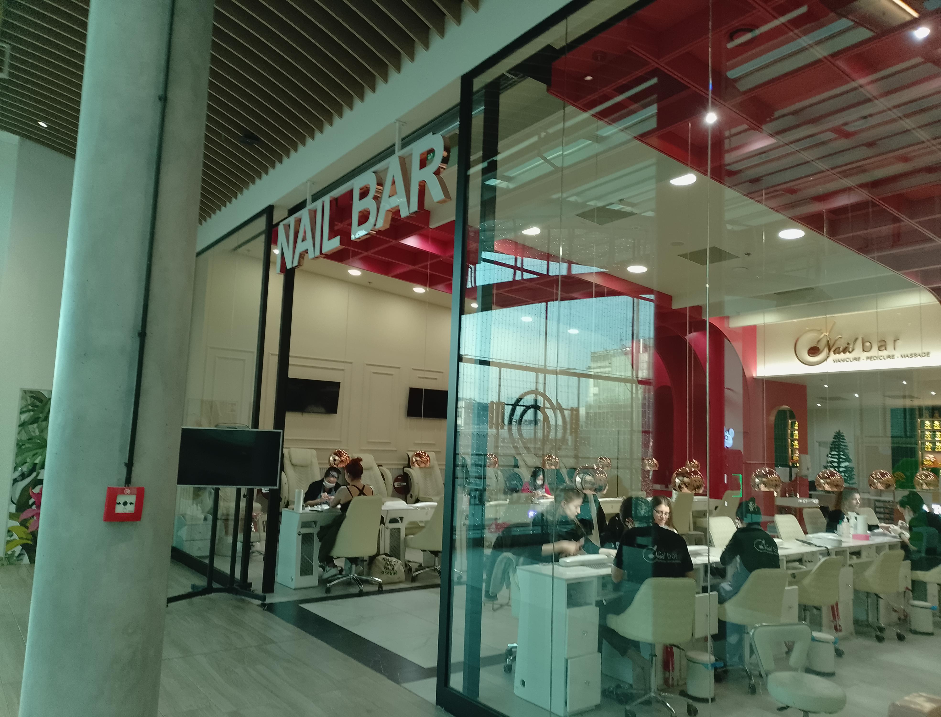 Nail bar
