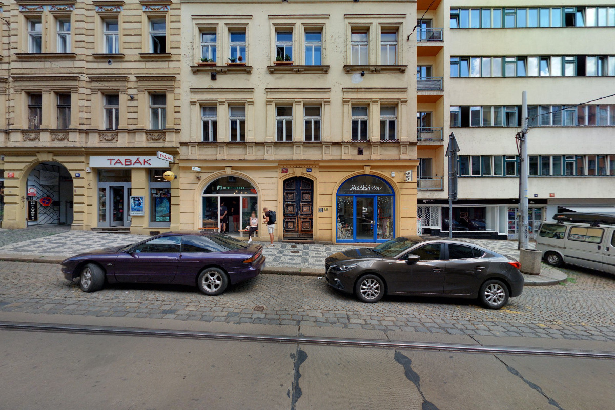 Hugo chodí bos foto 1