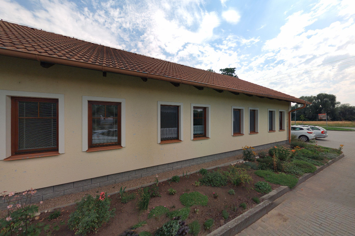 Interní ambulance u kostela