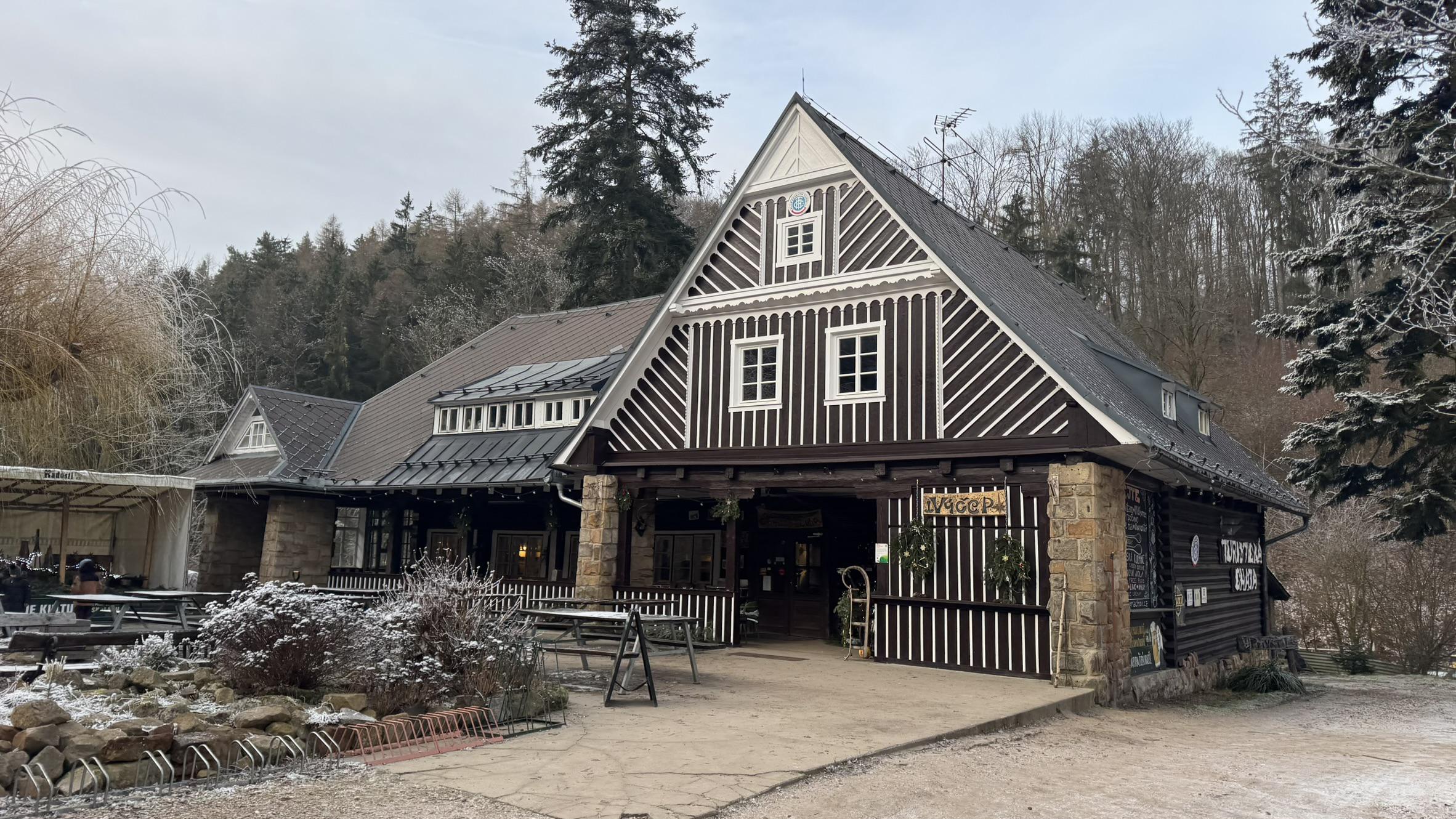 Restaurace turistické chaty Prachov foto 3