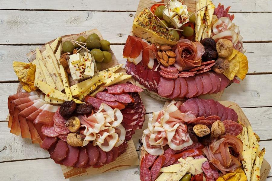 Prkénka plná chutí – sýry, pršuty a klobásy