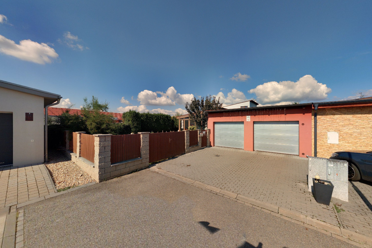 JUDr. Radka Buzrlová