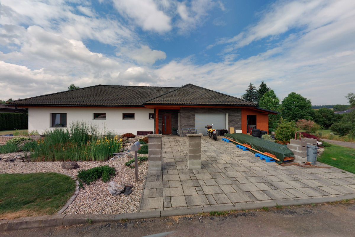 Monika  Marková, kontrola a servis hasících přístrojů