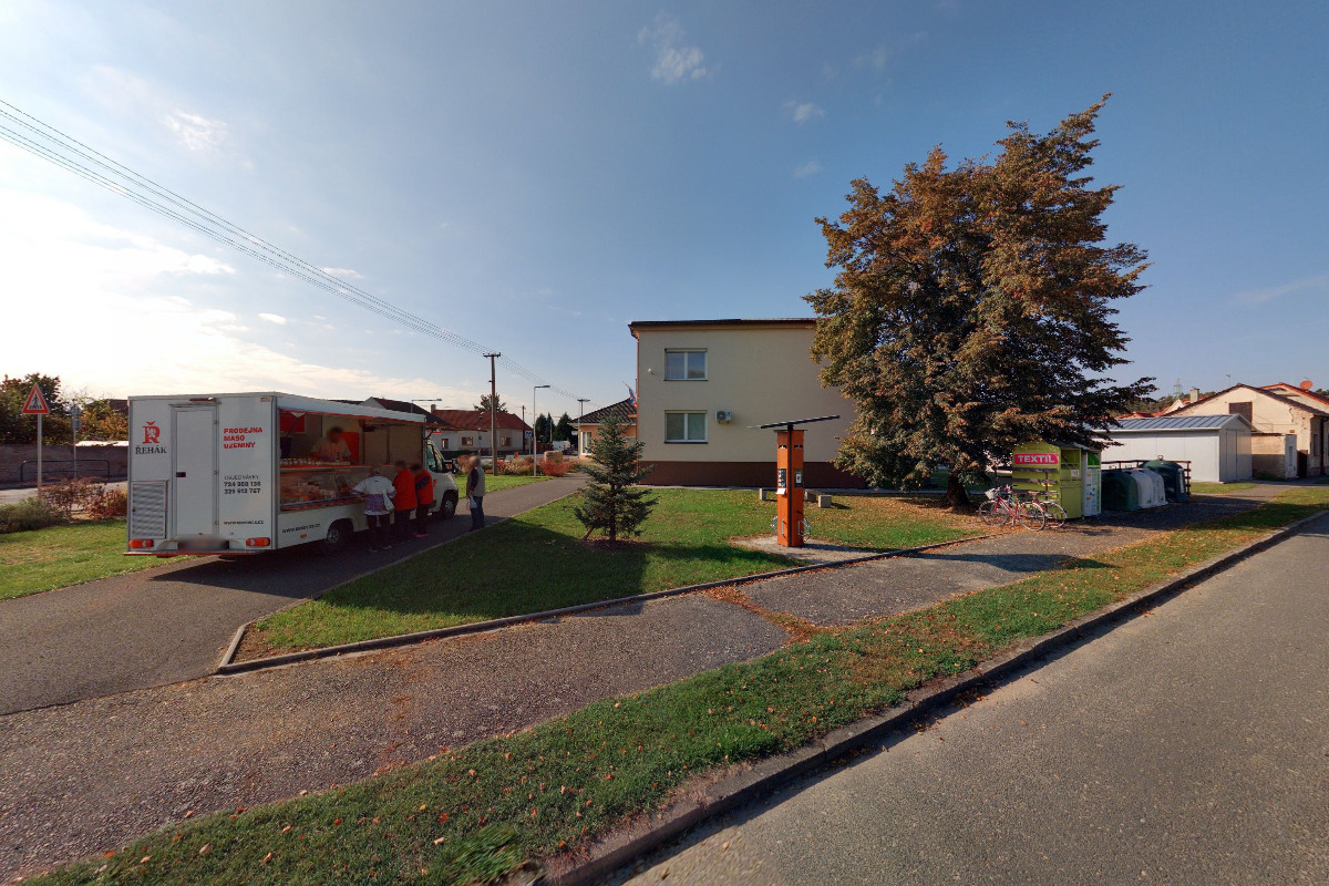 Nabíjecí stanice pro elektrokola Tři Dvory - obecní úřad foto 1