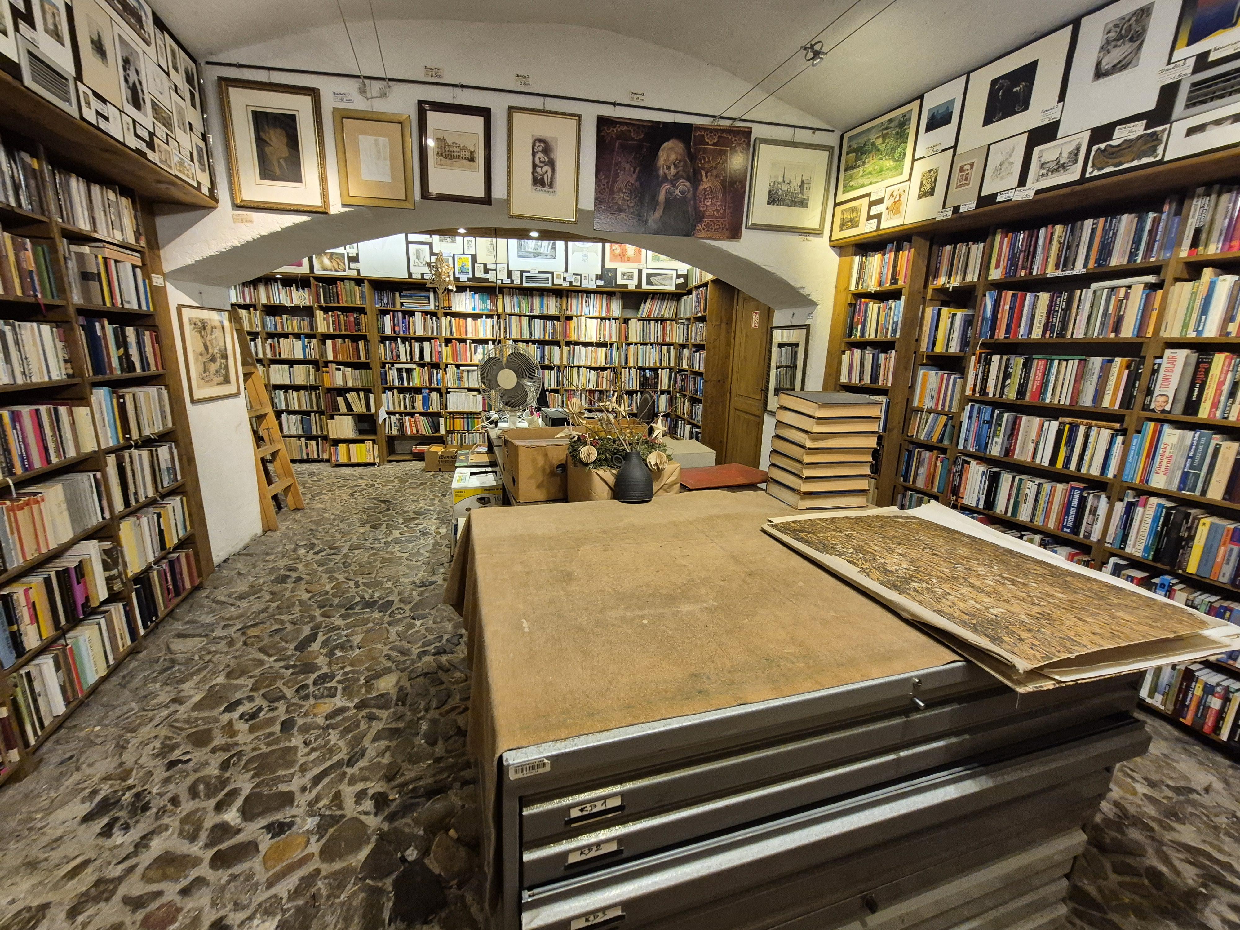 1. Podzemní antikvariát foto 3