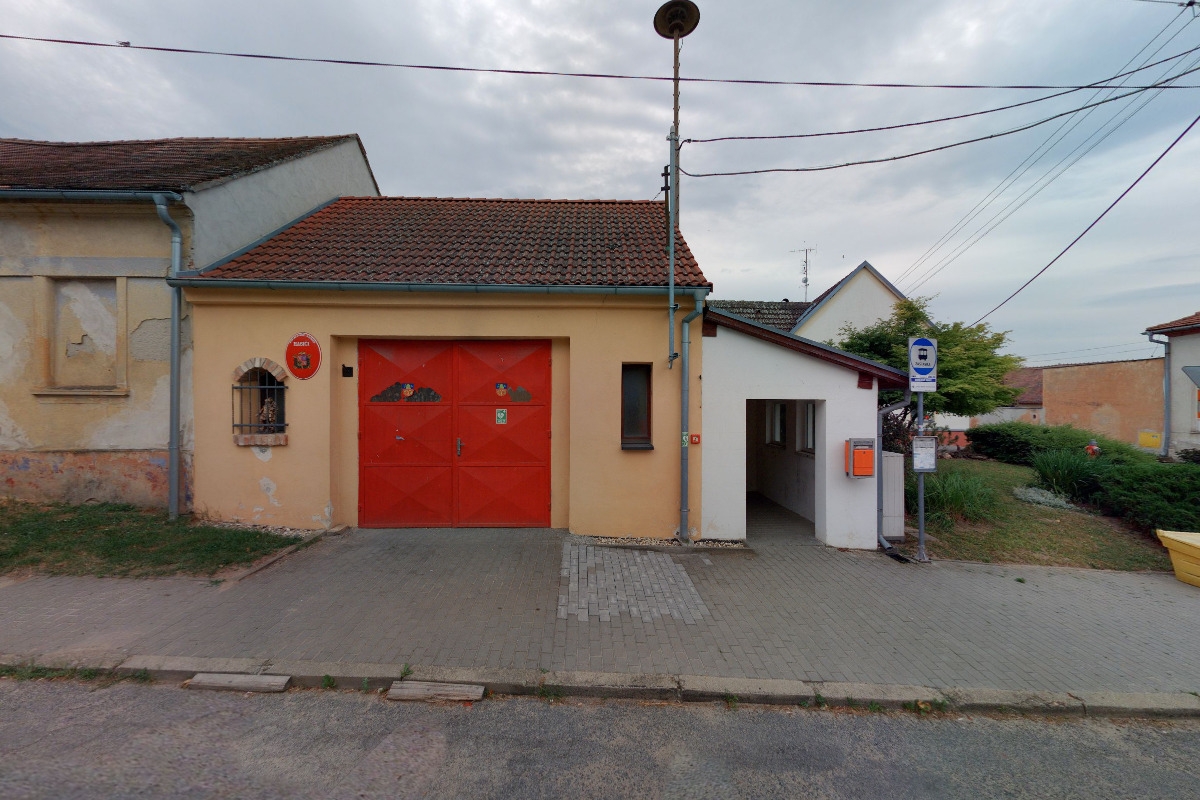 Butik s dámskými oděvy, půjčovna kostýmů a prodej látek foto 2