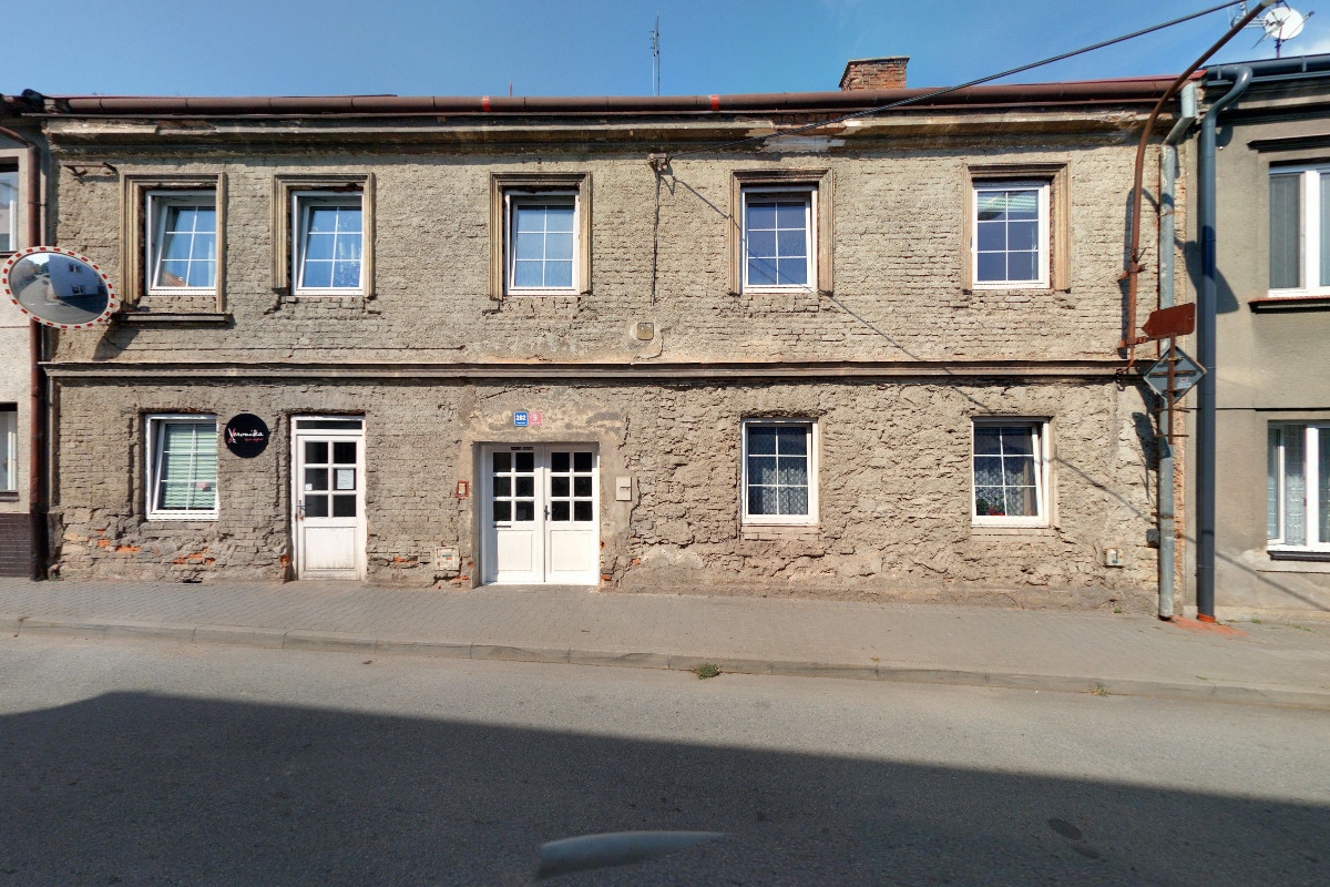 Hair stylist Veronika