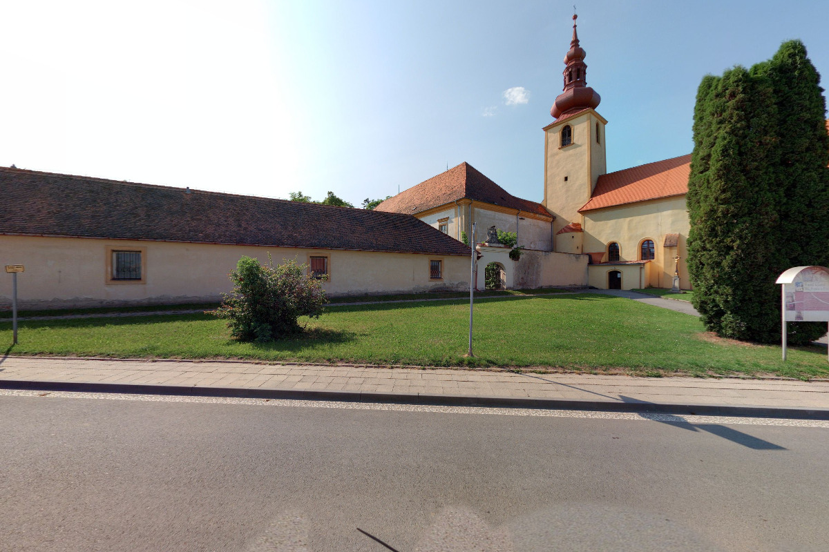 Kostel farní sv. Petra a Pavla