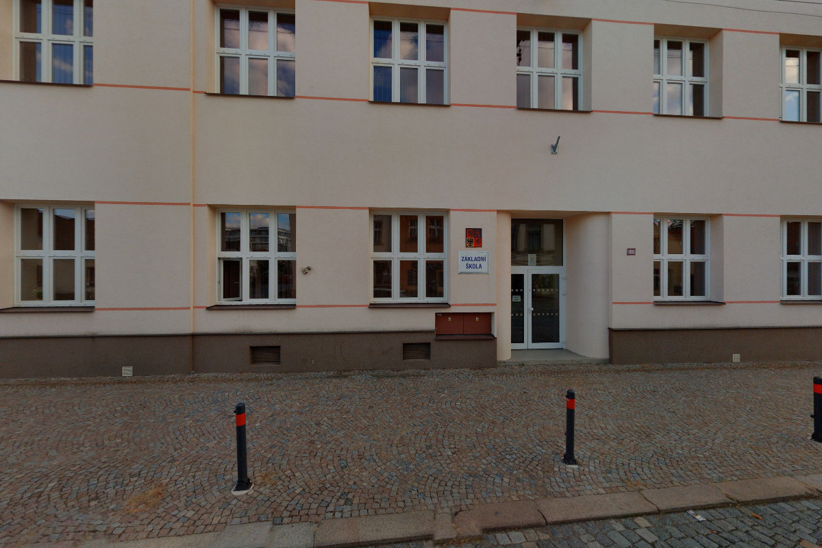 ZŠ Holice, Komenského foto 2