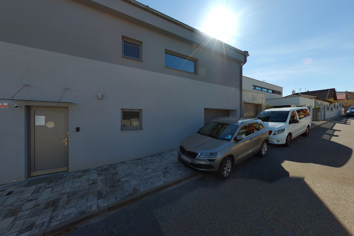 Realitní a hypoteční makléř u lesíku