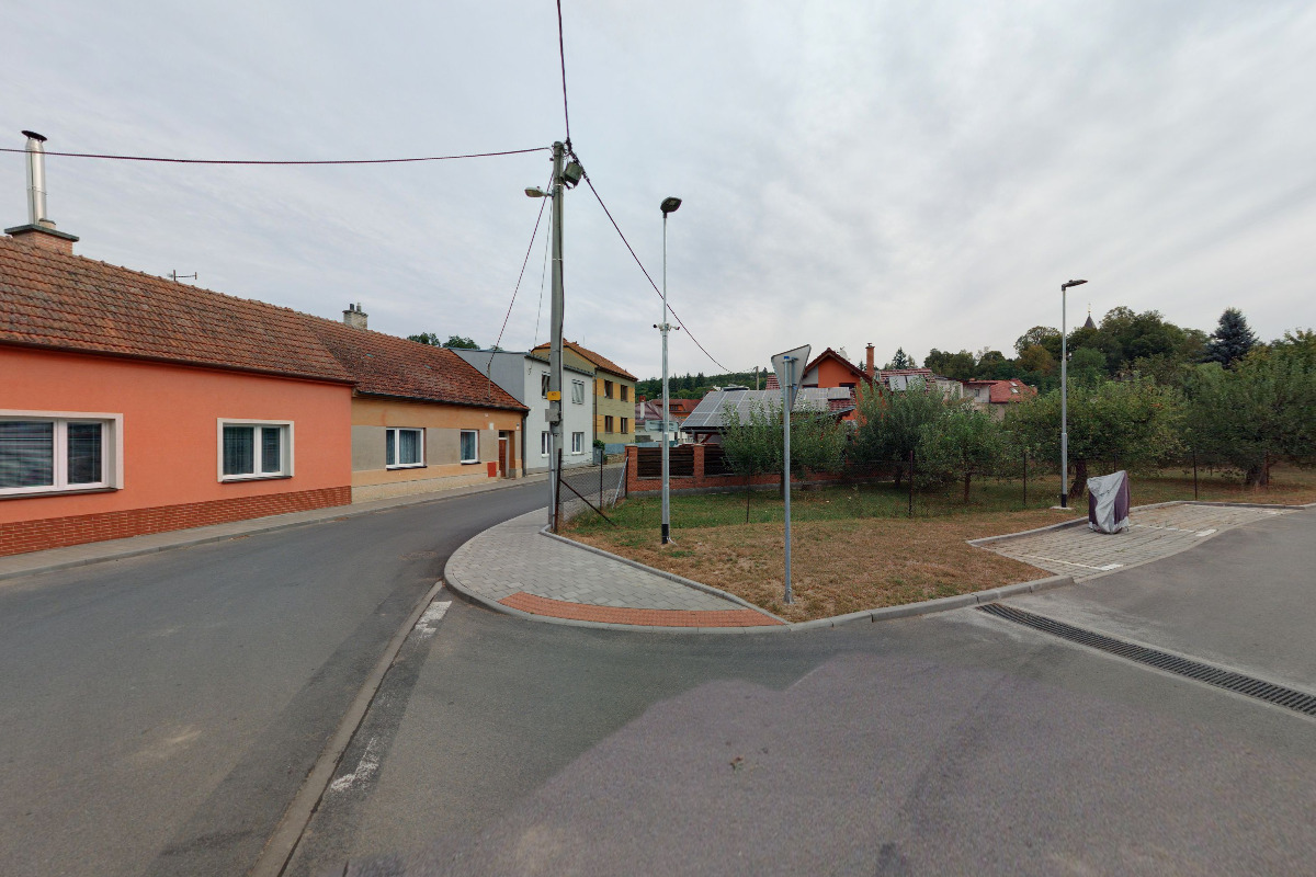 Nabíjecí zásuvka pro elektrokola u hřiště