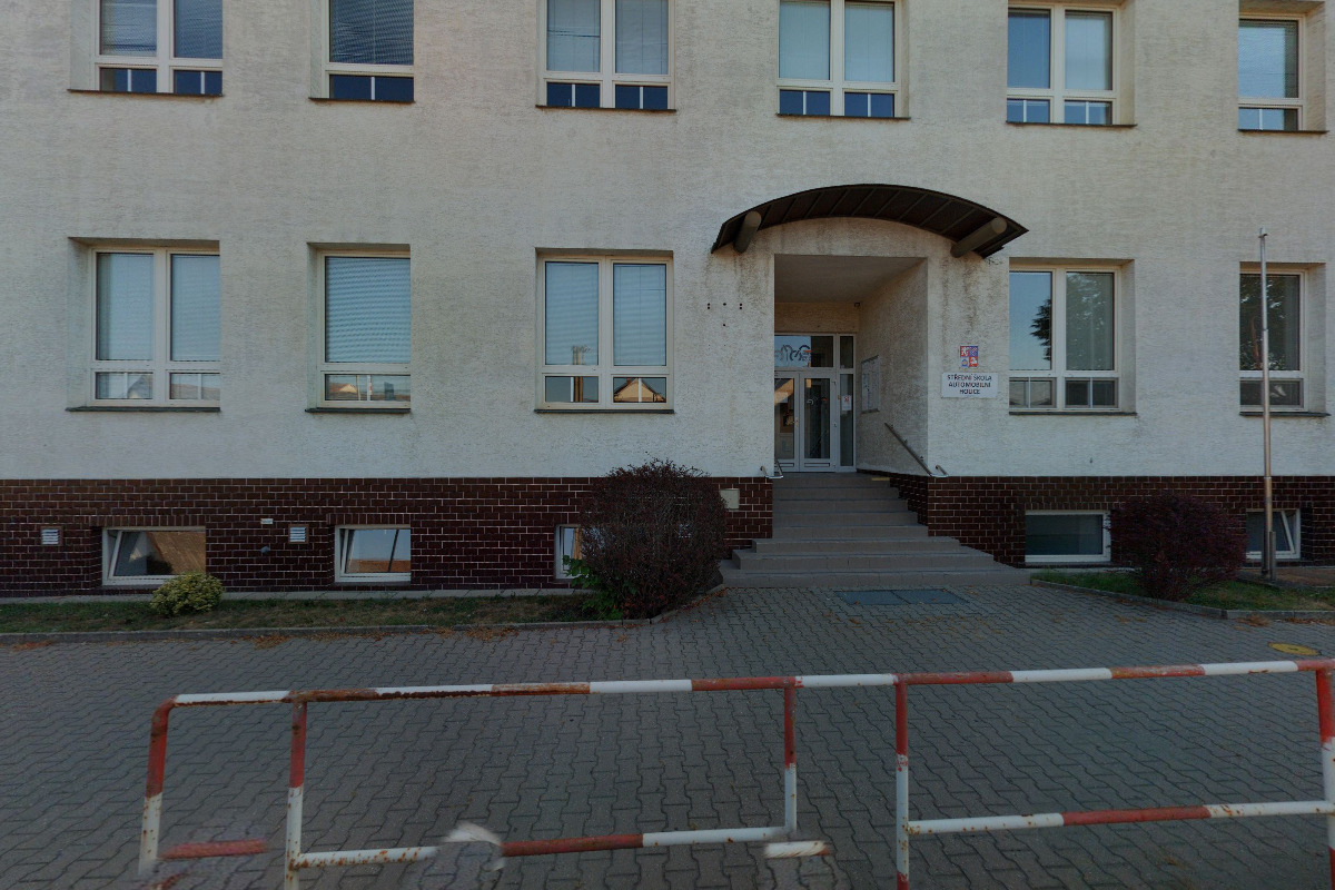 Střední škola automobilní Holice - Servis foto 2
