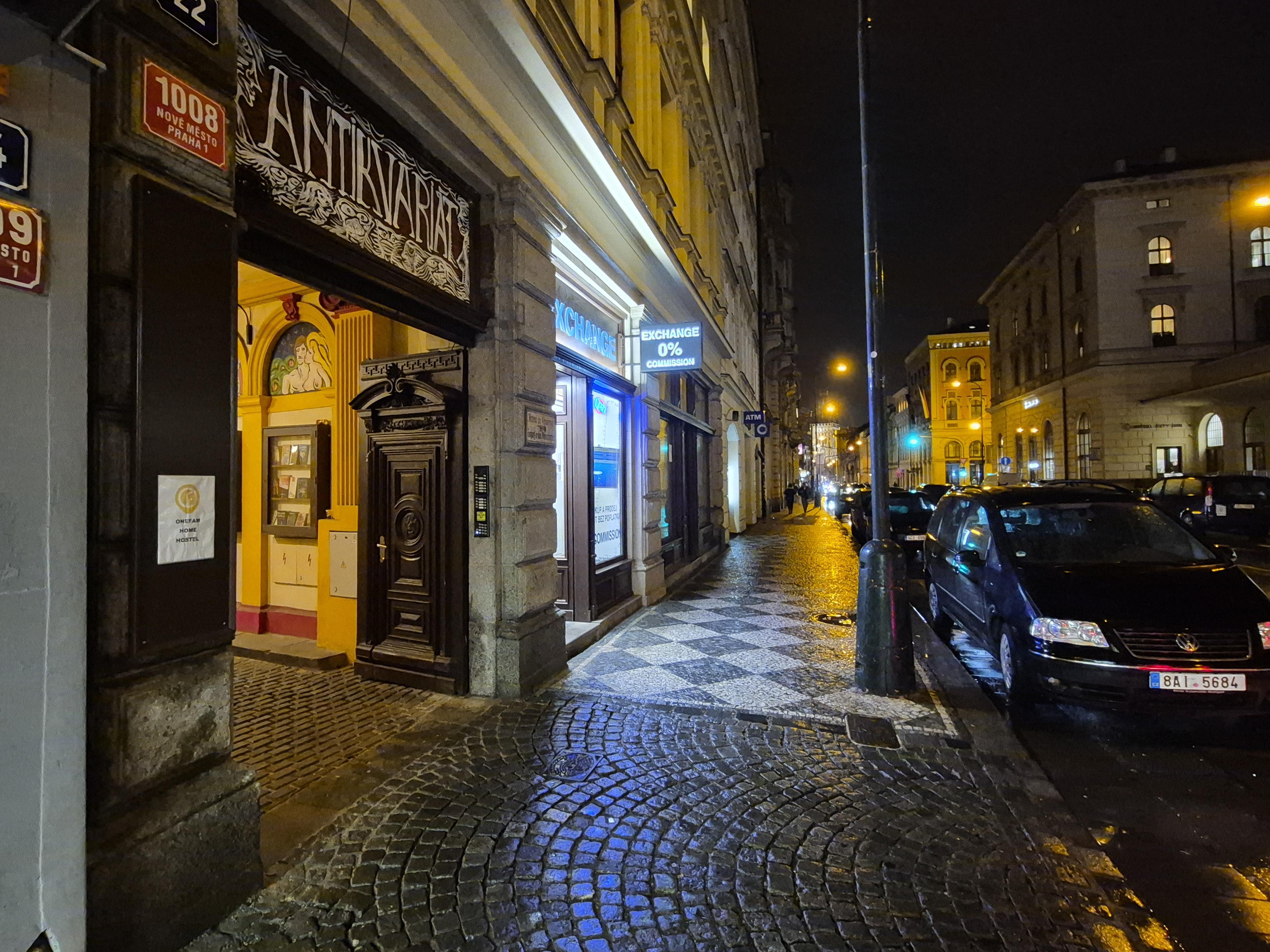 1. Podzemní antikvariát foto 2