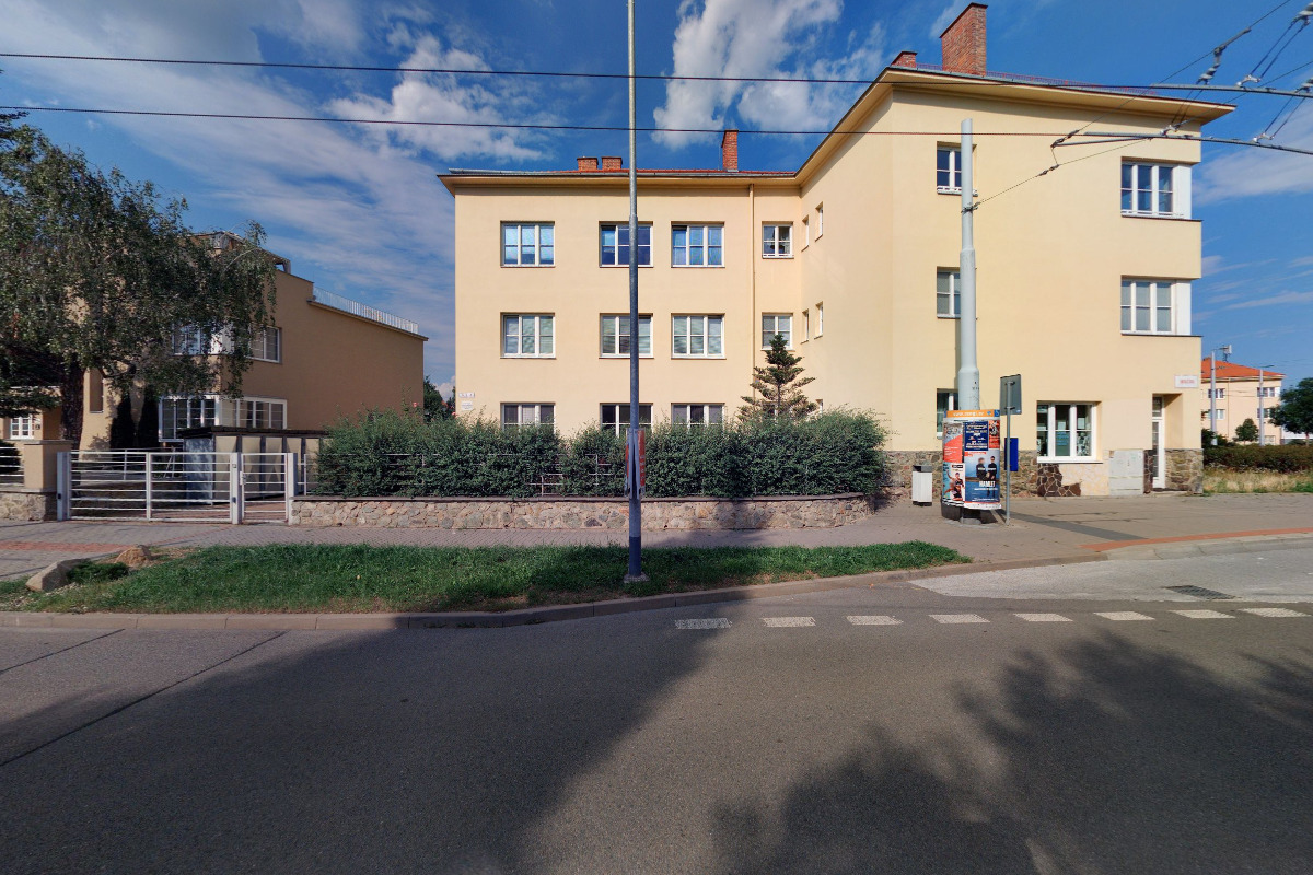 Zdeňka Černochová Nastřelovaní naušnic-pedikúra