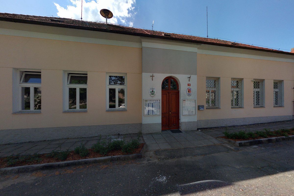 Bříství - obecní úřad foto 1