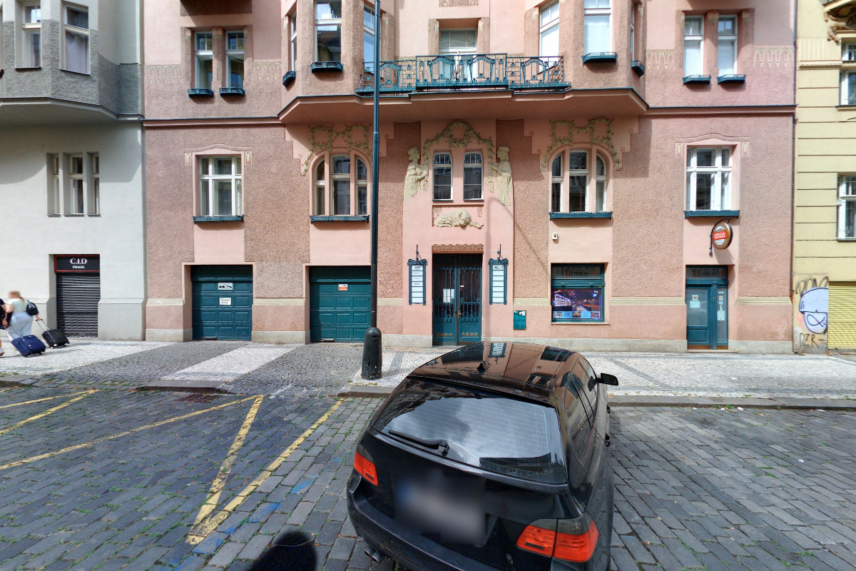 Realitní makléřka Zdenka Chloubová