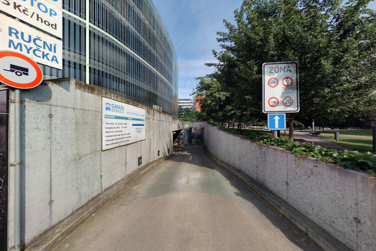 Ruční automyčka - Garáže Dejvice