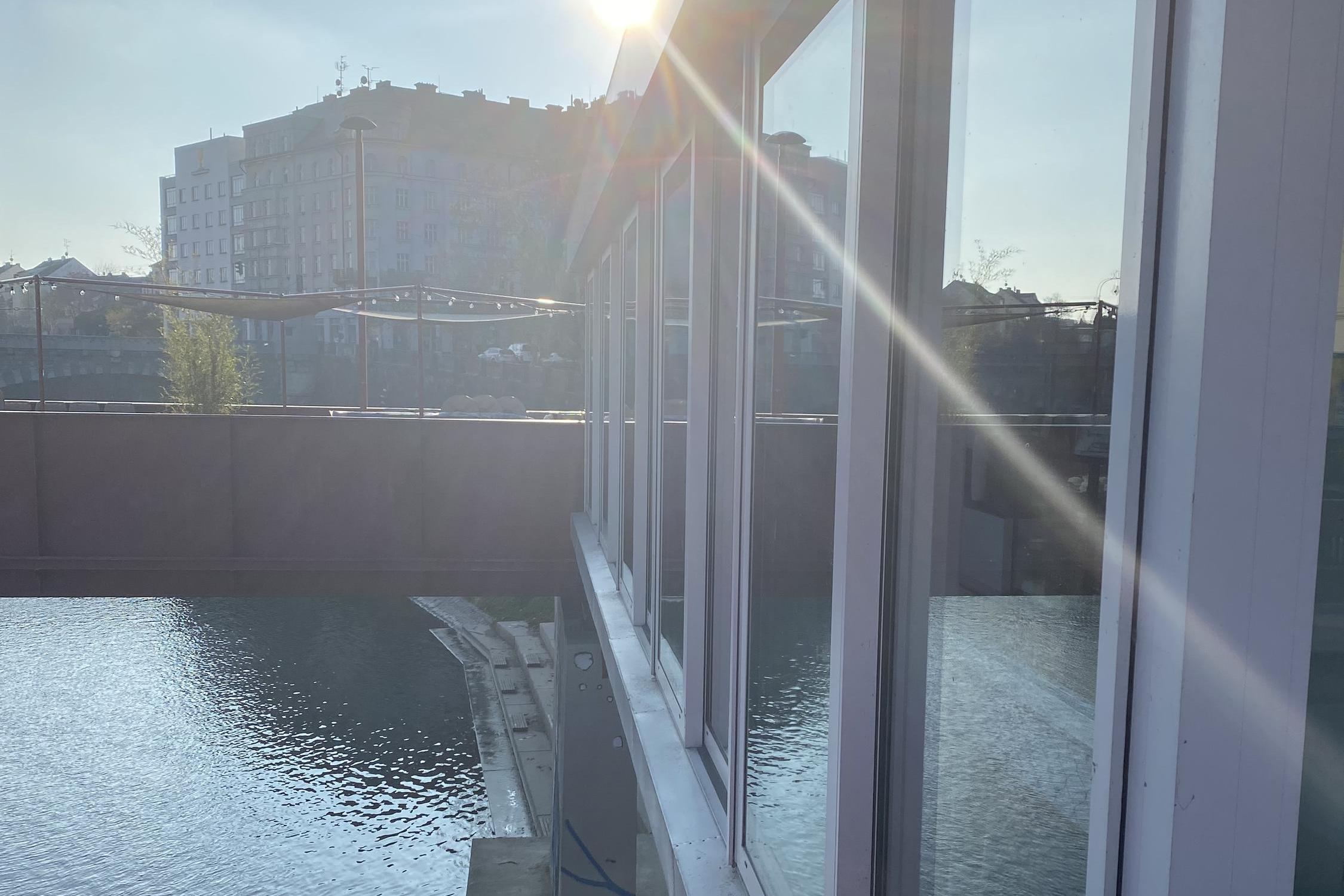 Šálek a špunt na Náplavce foto 2