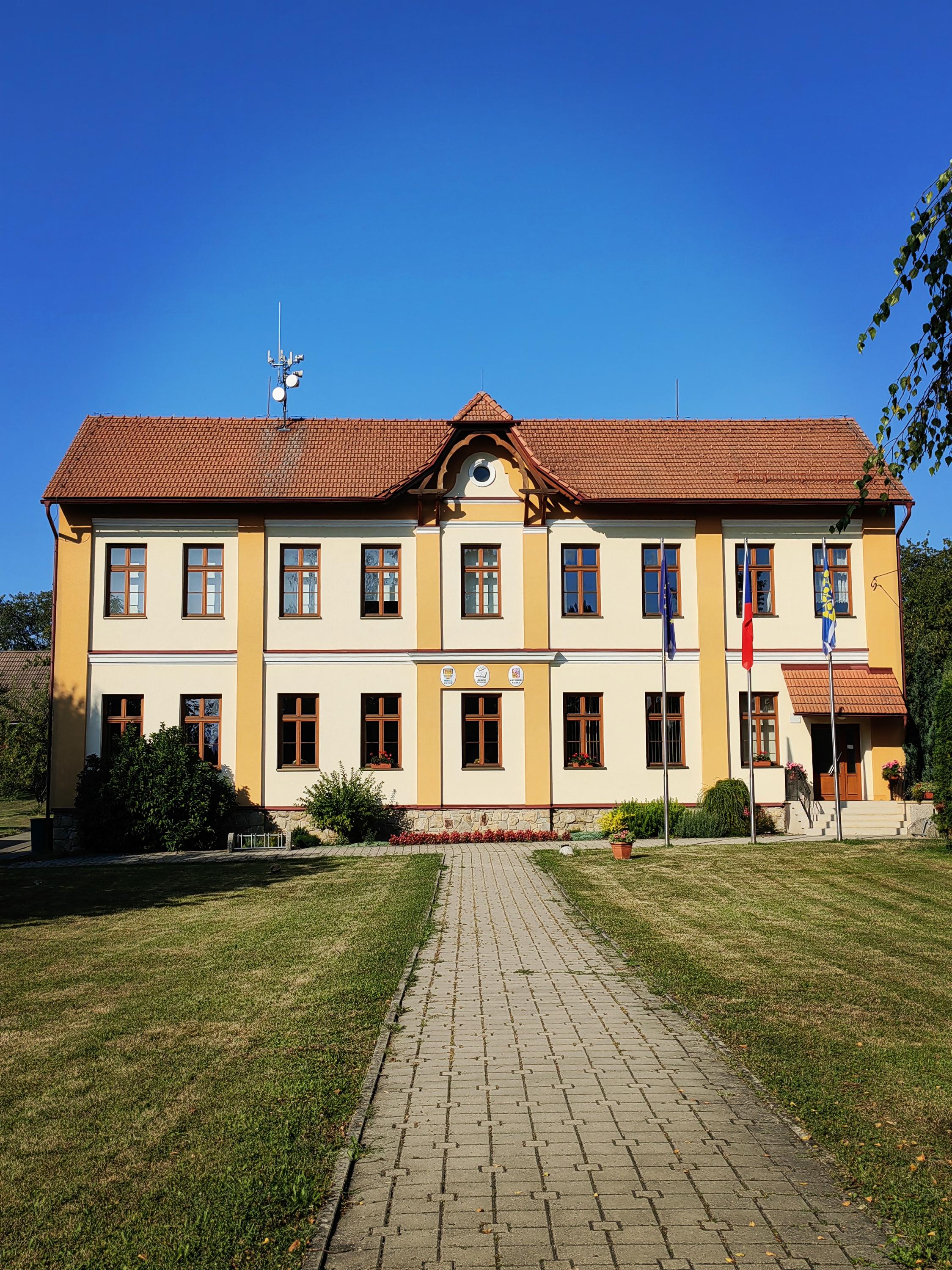 Poteč - obecní úřad foto 2