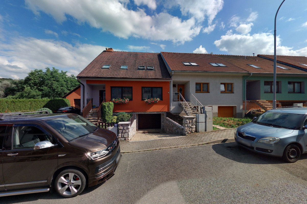 Autoservis u dětského hřiště