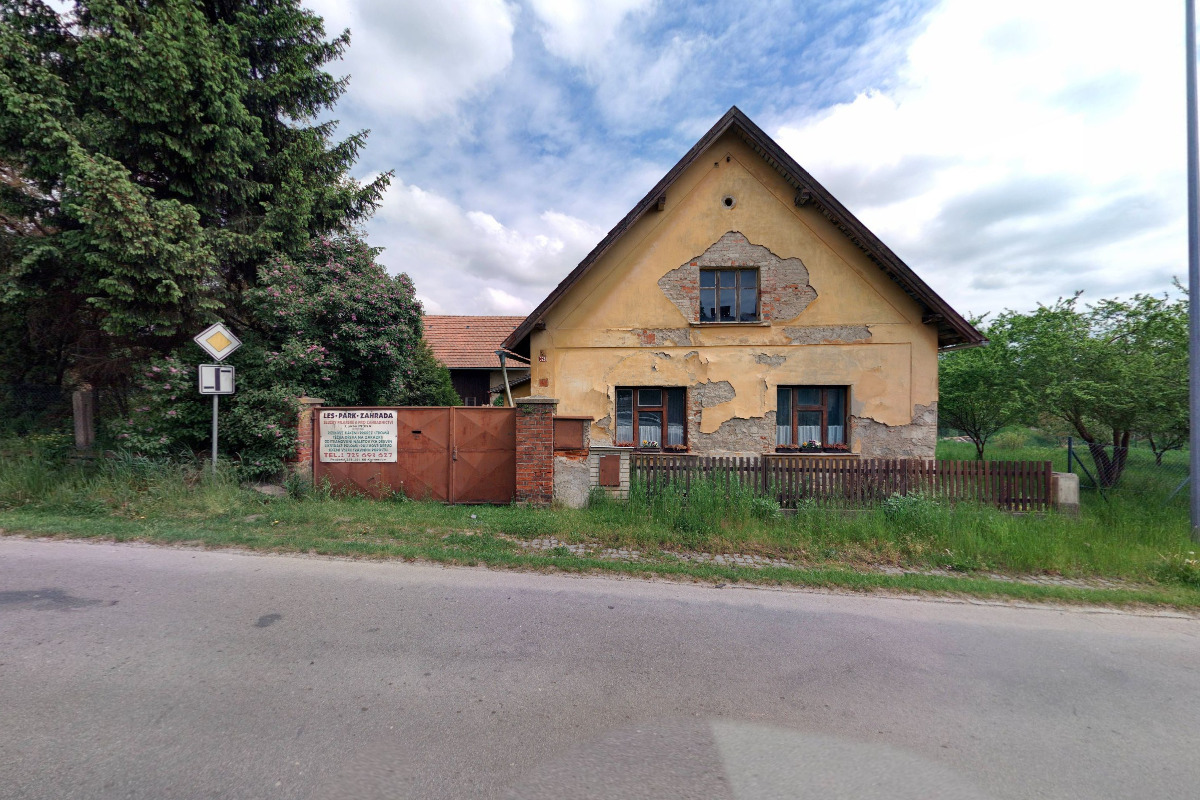Kácení stromů u hřiště foto 1