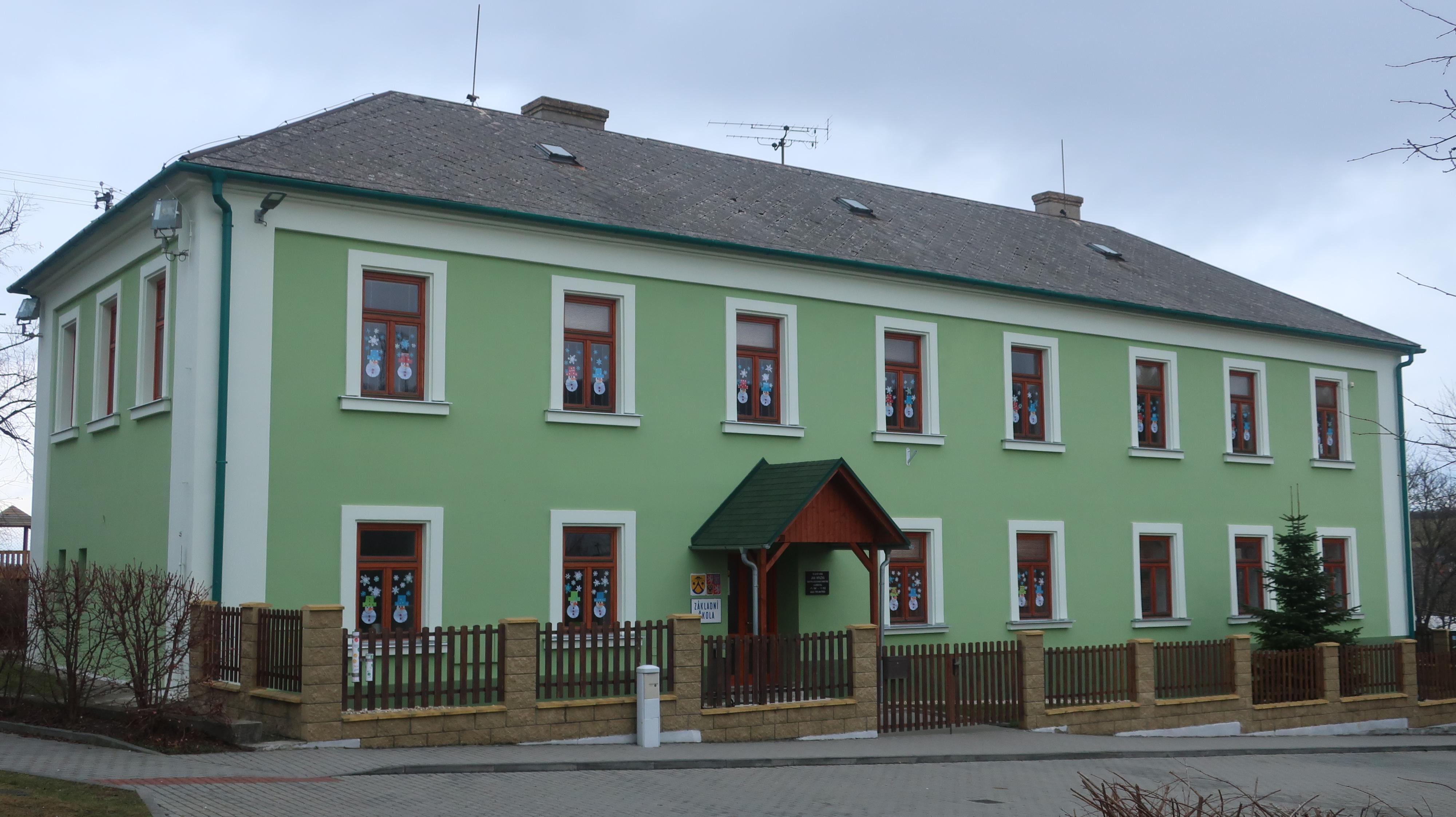 Základní škola a Mateřská škola Roštín foto 2