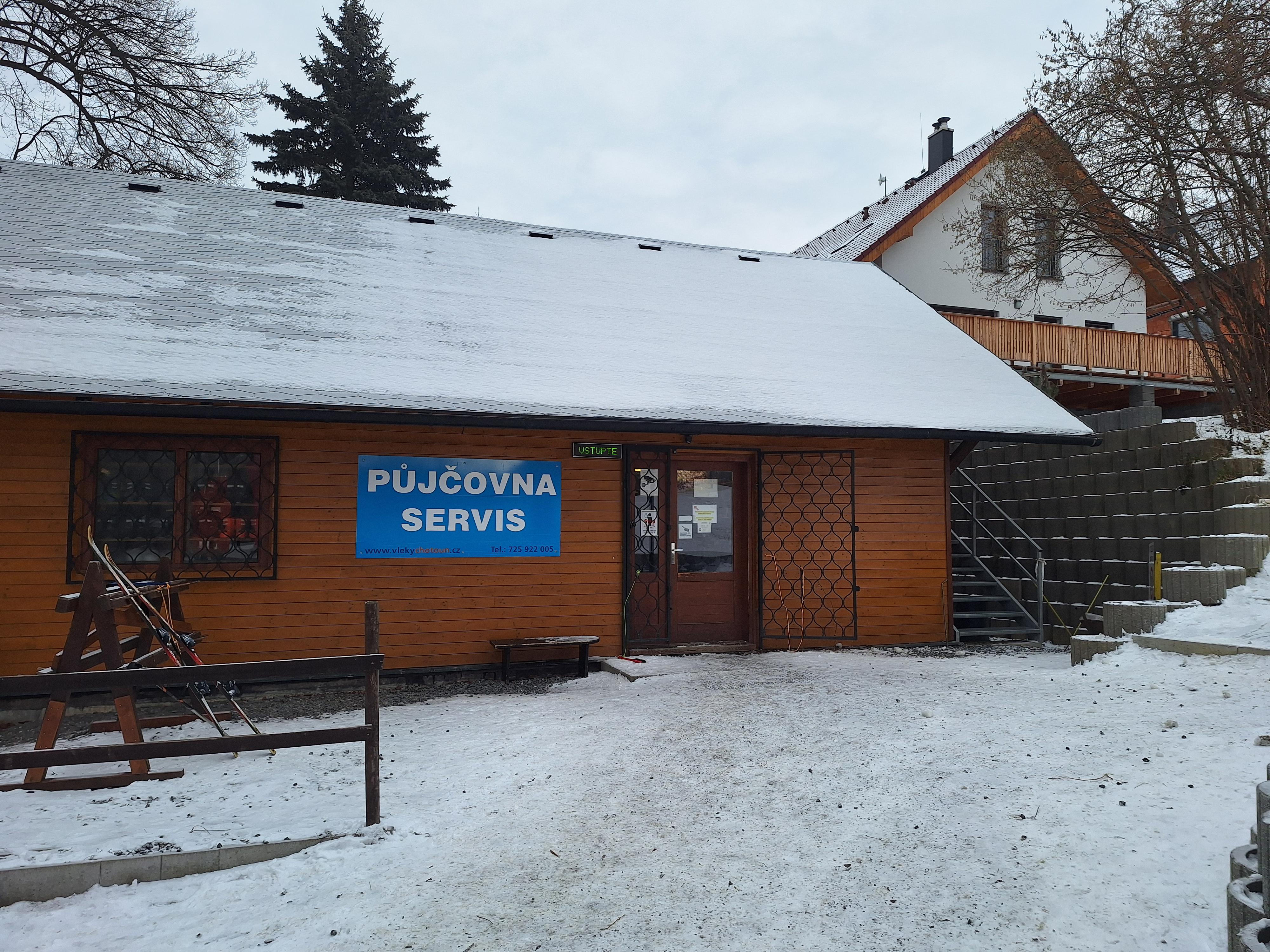 Půjčovna a servis lyží SKI areál Chotouň