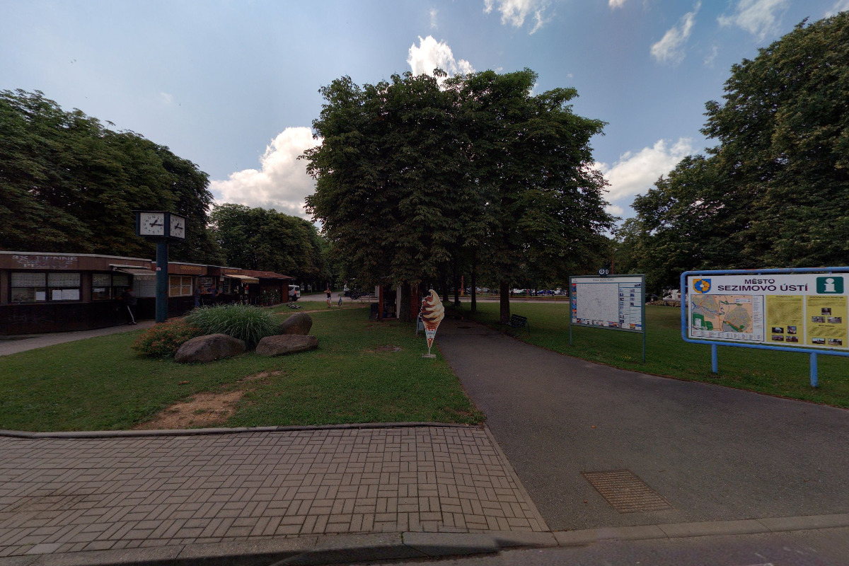 Stánek se zmrzlinou, náměstí Tomáše Bati