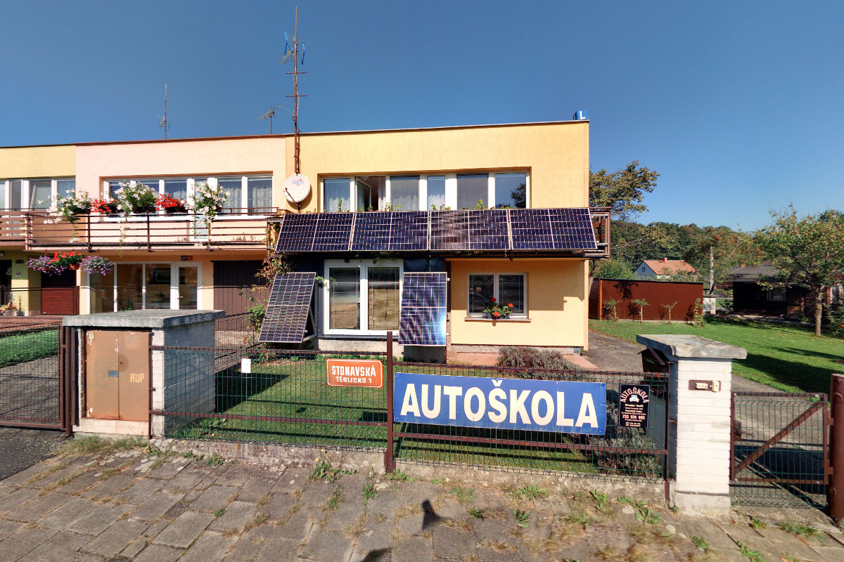 Autoškola u vodní nádrže